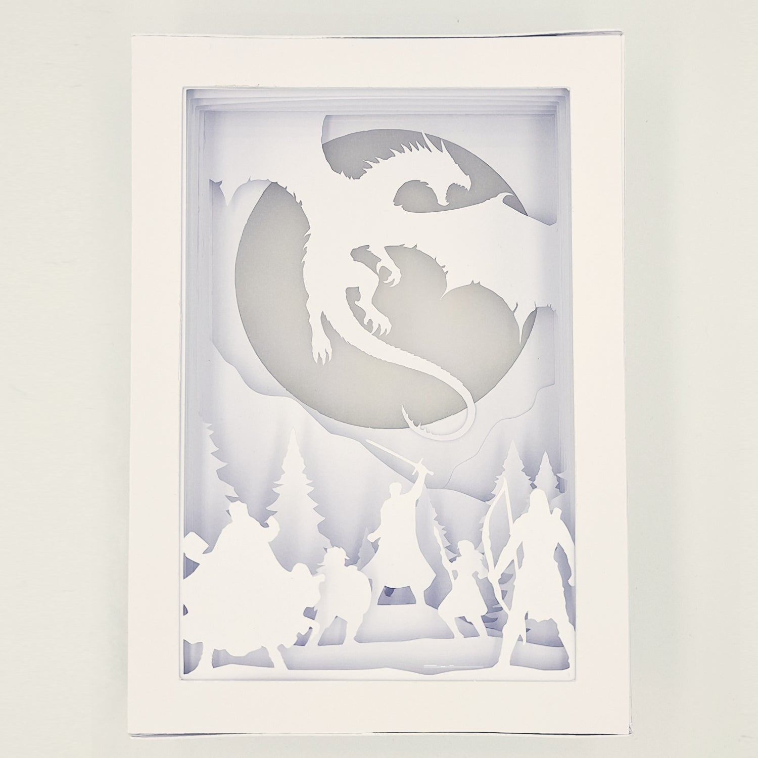 Drache vor Mond, Berge Landschaft, Adventure Party, RPG, DnD, Lampe, LED, Deko