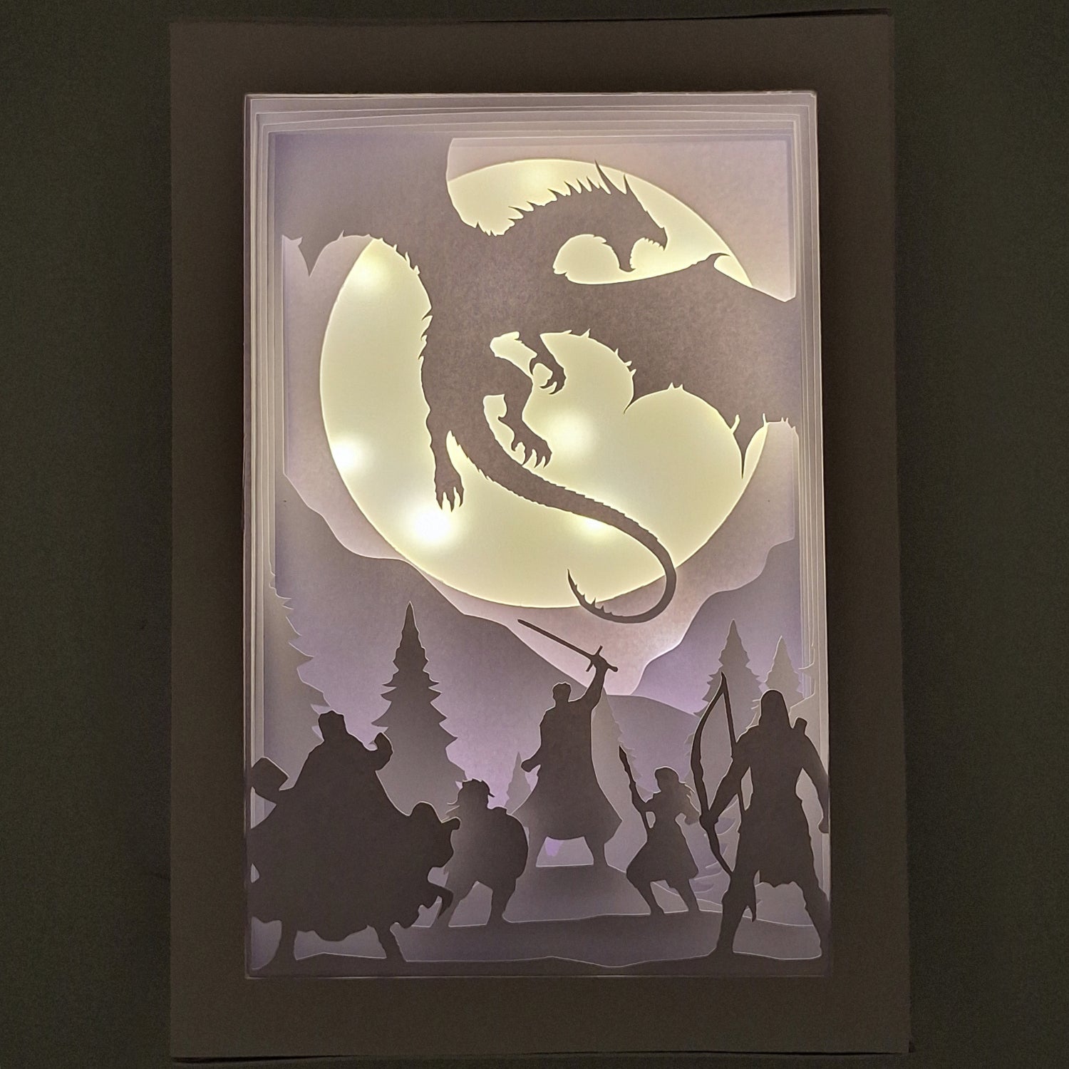 Drache vor Mond, Berge Landschaft, Adventure Party, RPG, DnD